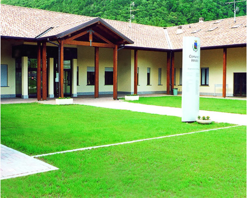 Extérieur d''un bâtiment public avec pelouse