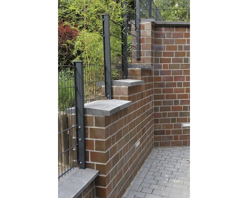 Clôture de jardin en métal avec marches en maçonnerie