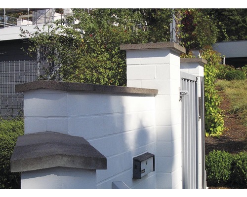 Clôture de jardin maçonnée avec revêtement en béton et portail métallique
