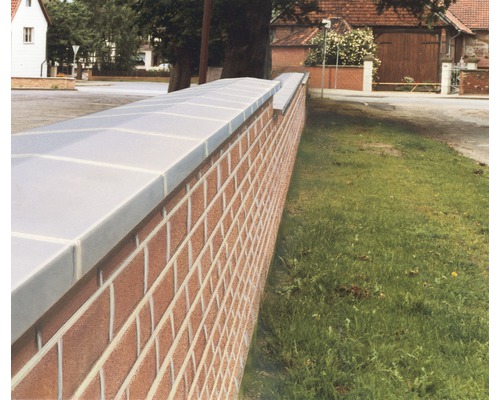 Eine Ziegelmauer mit Abdeckung im Aussenbereich.