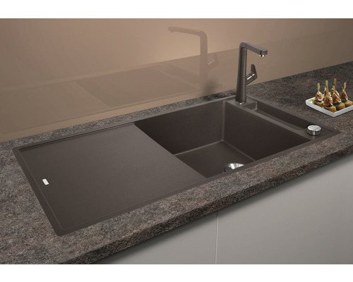 Évier de cuisine en matériau composite avec égouttoir et robinet