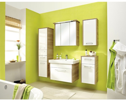 Salle de bains avec lavabo, armoire de toilette à miroir et armoire haute en aspect bois et blanc