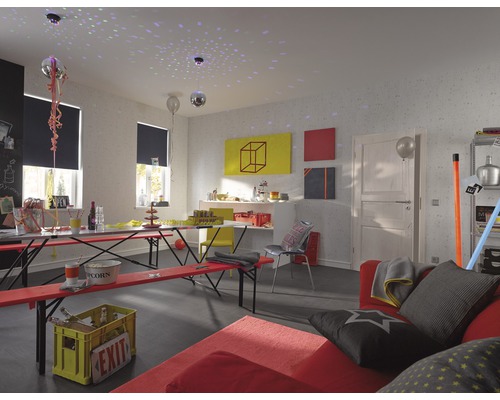 Salle de fête avec ensemble de tables de brasserie, coin salon et éclairage boule disco