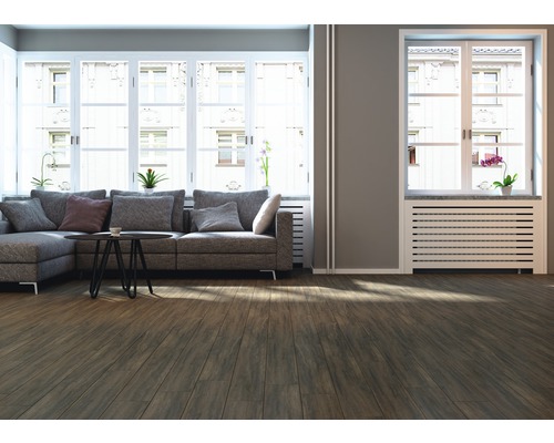 Wohnzimmer mit Sofa, Tisch und Holzboden