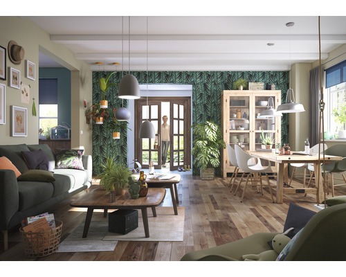 Salon lumineux avec canapé, table à manger, chaises et plantes.