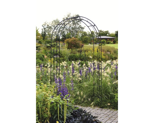 Gartenszene mit Metallbogen über einem Weg.