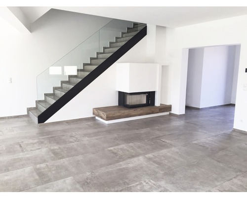 Espace de vie lumineux avec escalier, cheminée et carrelage