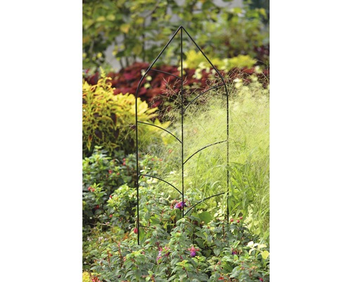 Support à plantes en métal dans un parterre de jardin