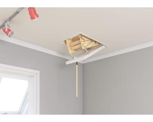 Escalier de grenier déplié avec tige de traction dans une pièce