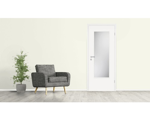 Wohnraum mit Sessel, Zimmerpflanze und Innentür mit Glaseinsatz
