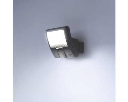 Graue Aussenwandleuchte mit LED Licht