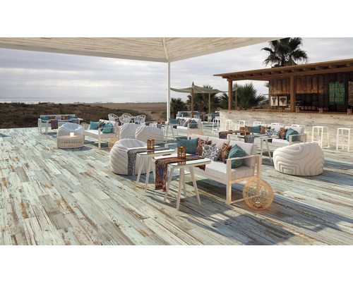 Espace extérieur avec mobilier de salon et plancher en bois