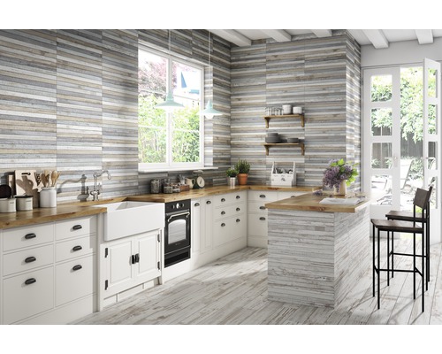 Helle Küche im Landhausstil mit Holzelementen an Wänden und Boden