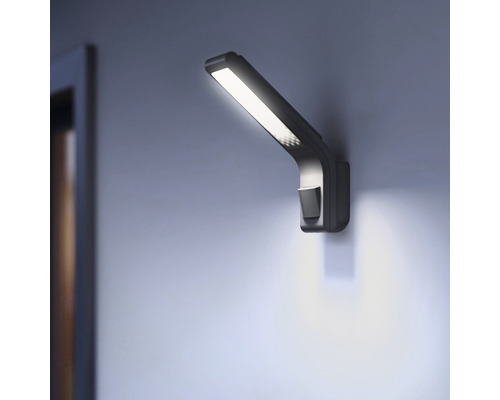 Wandleuchte mit Bewegungsmelder an einer Wand