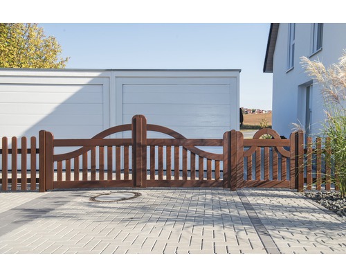 Portail en bois marron avec clôture devant une maison et un garage