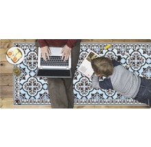 Tapis de sol à motifs de carreaux, avec une personne avec un ordinateur portable et un enfant avec un livre dessus