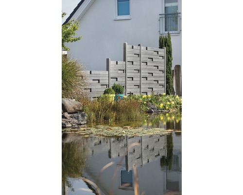 Aménagement paysager de jardin avec bassin et écran d''intimité en bois devant une maison