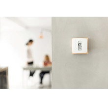 Digitales Raumthermostat an einer Wand im Innenbereich
