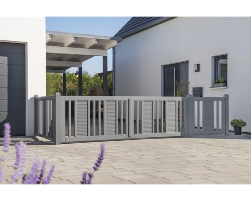 Clôture en bois grise devant une maison moderne