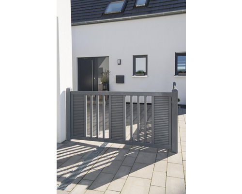 Portail de jardin gris en aluminium devant une maison