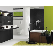 Salle de bains avec double vasque, baignoire et art mural abstrait