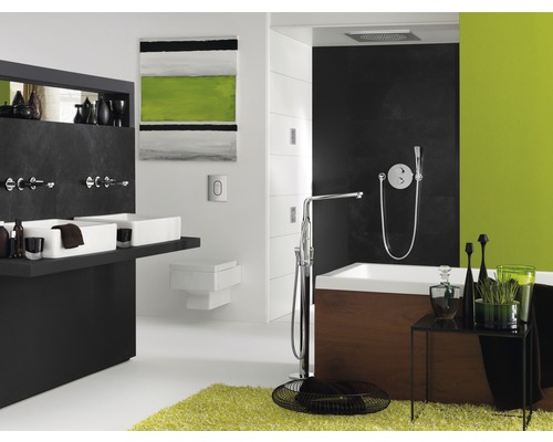Salle de bains avec double vasque, baignoire et art mural abstrait