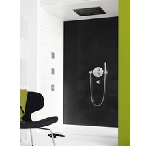 Salle de bains moderne avec douche de plafond, robinetterie de douche et mur d''accent noir