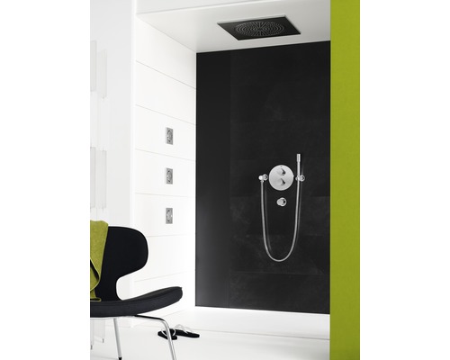 Salle de bains moderne avec douche de plafond, robinetterie de douche et mur d''accent noir