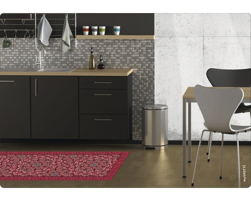 Küchenszene mit Spüle, Schränken, Esstisch, Stühlen, Abfalleimer und gemustertem Teppich