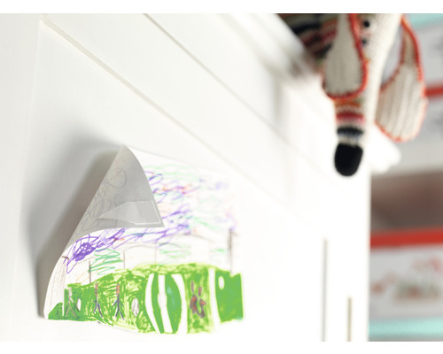 Kinderzeichnung an einer weißen Wand befestigt