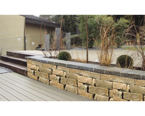 Aussenbereich mit Steinmauer, Pflanzen und Treppe