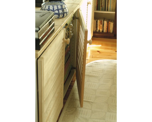 Holzschrank mit Lamellentüren und offenem Fach