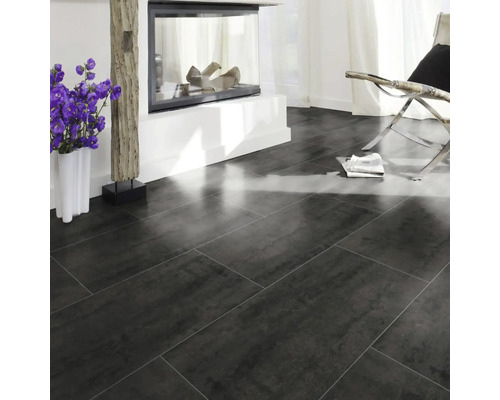 Salon avec carrelage foncé, cheminée et décorations