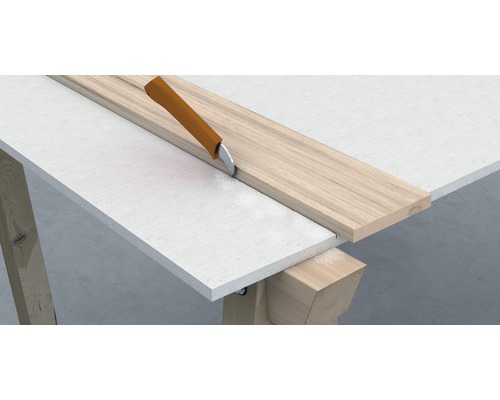 Un bord de placage est traité avec un coupe-placage.