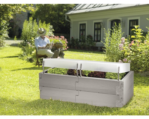 Jardinière surélevée en bois avec châssis de couche dans le jardin