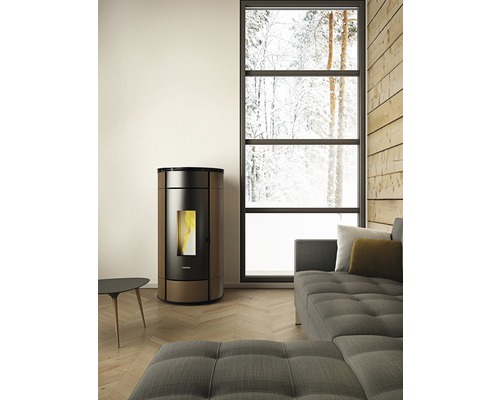 Salon avec poêle à granulés, canapé et grande fenêtre avec paysage hivernal