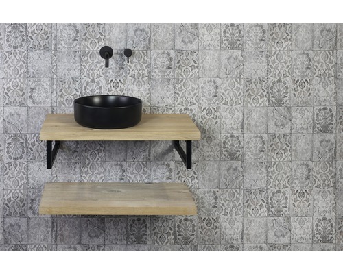 Badezimmer mit Waschtisch, Aufsatzwaschbecken und gemusterter Wandfliese