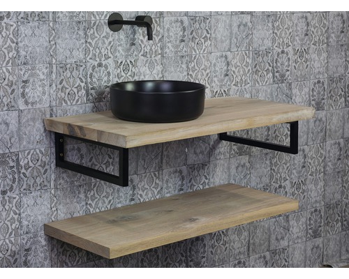 Salle de bains avec lavabo, vasque à poser et deux étagères en bois