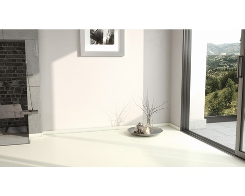 Pièce lumineuse avec cheminée, décoration et vue sur la verdure