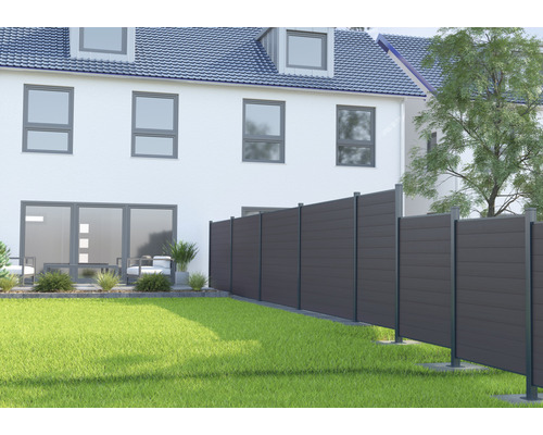 Gartenansicht mit Sichtschutzzaun und Hausfassade