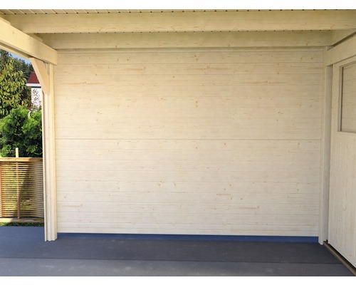 Wand eines Holzhauses mit Tür und Überdachung