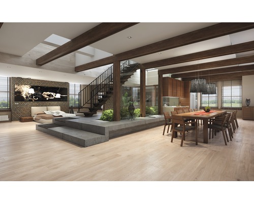 Heller, offener Wohnraum mit Holzbalken, Treppe, Schlafzimmer und Essbereich