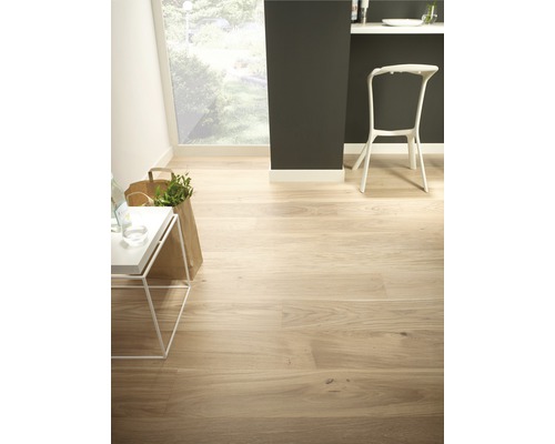 Heller Holzfußboden in einem modern eingerichteten Raum.