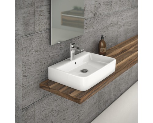 Salle de bains moderne avec lavabo en céramique sur une étagère en bois