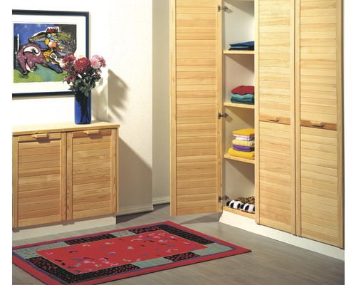 Helle, freundliche Einrichtung mit Holzschrank, Kommode und rotem Teppich.