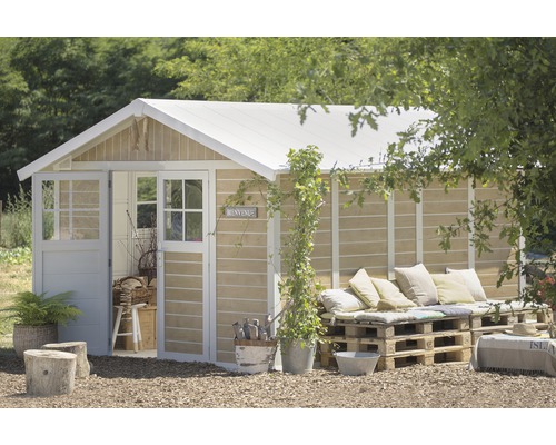 Abri de jardin avec portes ouvertes, meubles en palettes et bacs à plantes à l''extérieur