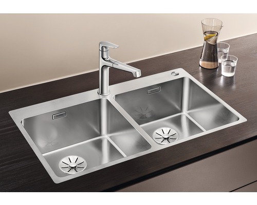 Évier en acier inoxydable à deux cuves avec robinet sur un plan de travail