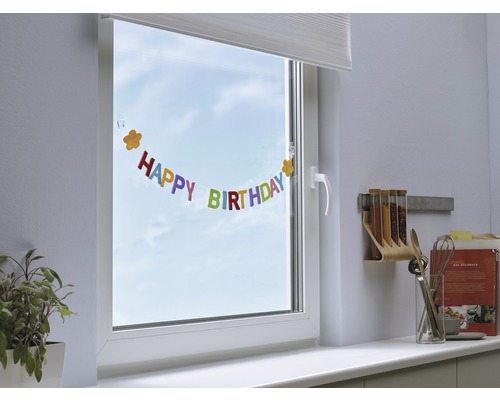 Fenêtre blanche avec guirlande d''anniversaire et décoration de cuisine