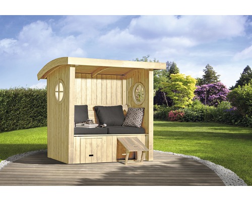 Abri de jardin avec banc, coussins et table sur une terrasse en bois