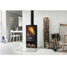Kaminofen mit Holzscheiten in einem Wohnraum mit Essbereich und Dekorationen.